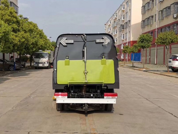 東風途運2600mm掃路車（0.8方水罐，1.7方塵罐）