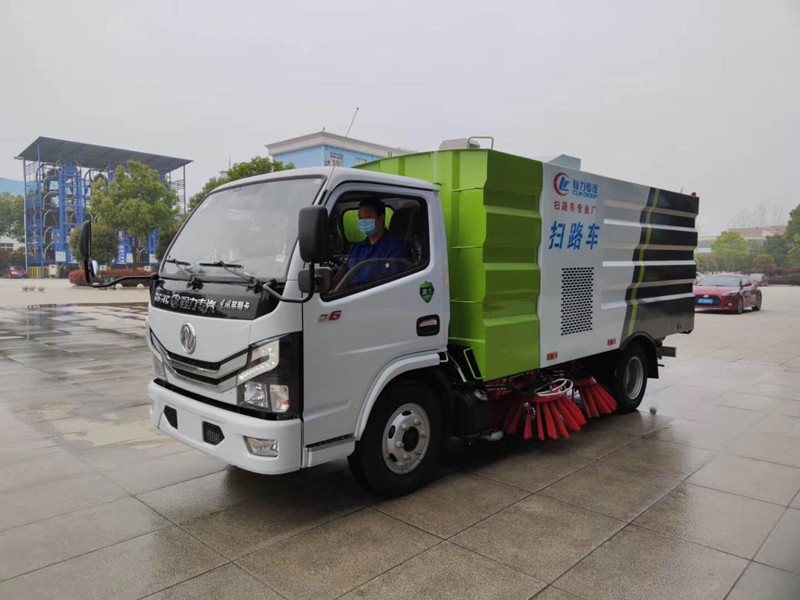 東風小多利卡掃路車（1.5方水罐，4方塵罐）