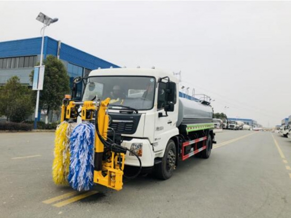 東風(fēng)天錦護(hù)欄清洗車