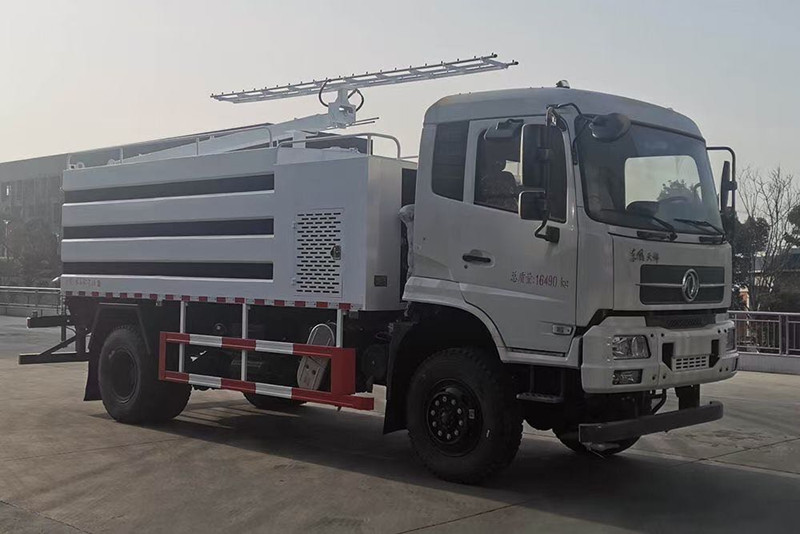東風四驅光伏板清洗車，8方水罐