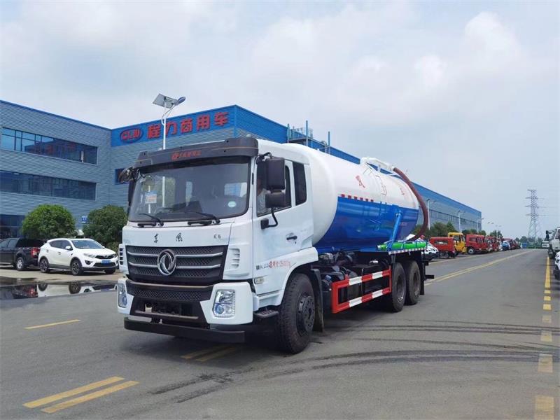 東風D17后雙橋18方吸污車，配水循環泵加10米吸污帶。