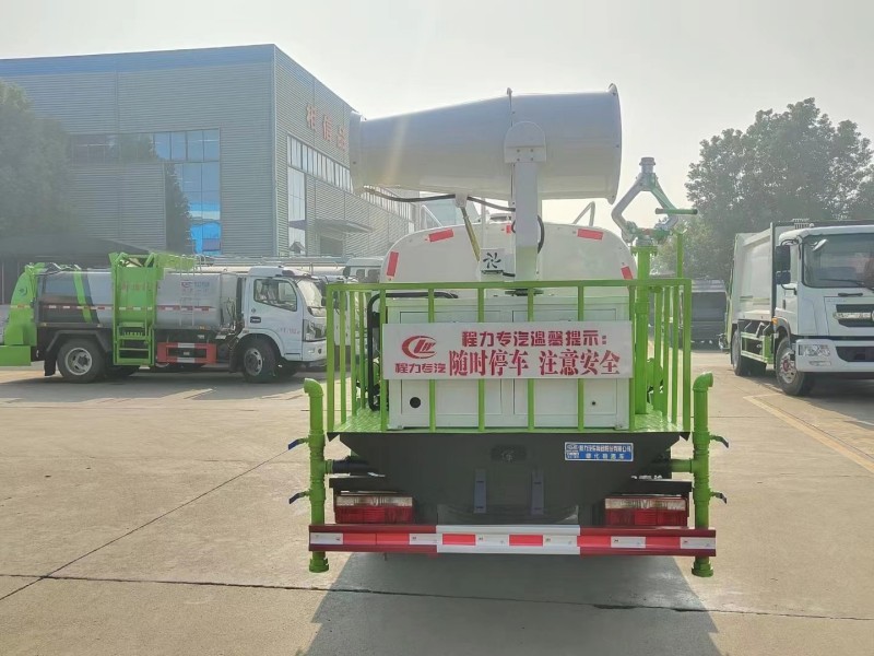 小多利卡5噸綠化噴灑車，30米打藥車